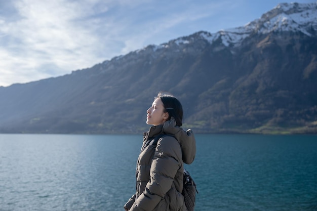La donna gode della vista della montagna e del lago a Iseltwald sul lago di Brienz in Svizzera