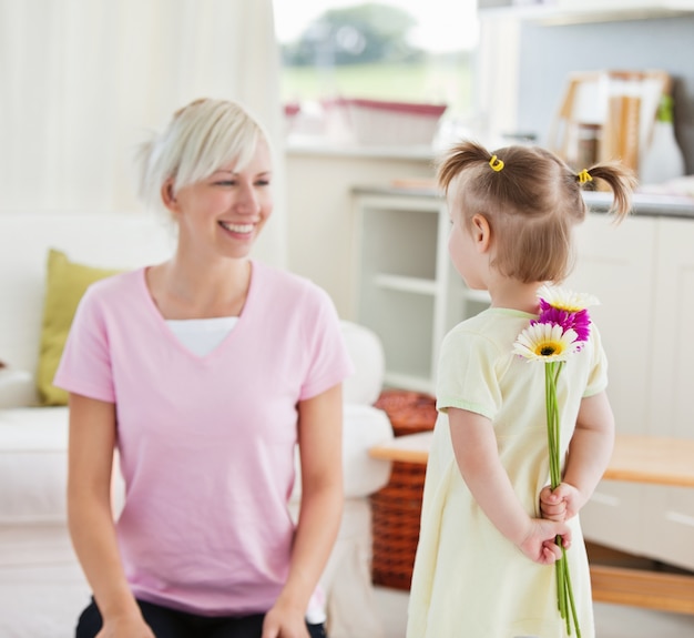 La donna graziosa ottiene la sorpresa da sua figlia