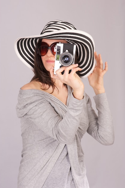 La donna graziosa scatta una foto