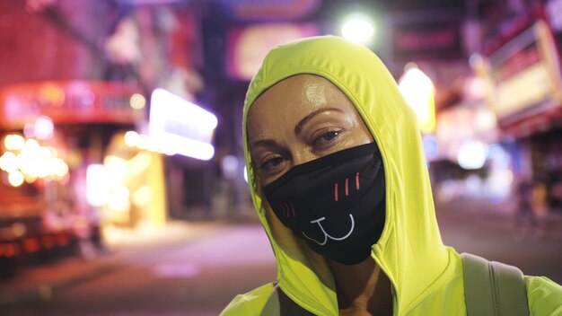 La donna guarda da vicino caucasica a Pattaya Walking Street con indossare una maschera medica protettiva Isolamento in quarantena di blocco Coronavirus covid19