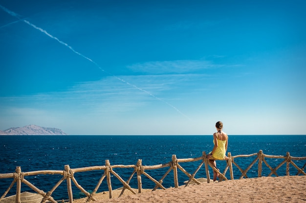 La donna guarda il mare e l'isola di Tiran, in Egitto