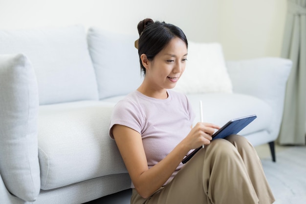 La donna guarda sul tablet a casa