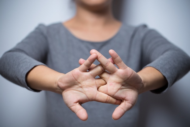 La donna ha dolore alla mano