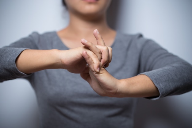 La donna ha dolore alla mano