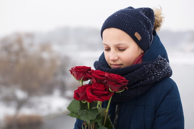 La donna ha ricevuto in regalo un mazzo di rose rosse il giorno di San Valentino