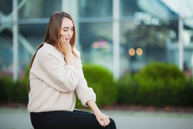 La donna ha sottolineato dal lavoro mentre era seduto all'aperto