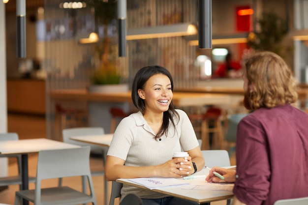 La donna ha un incontro nella caffetteria