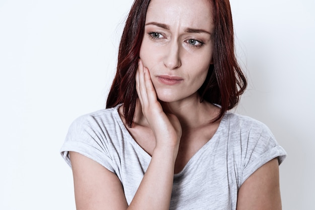 La donna ha un mal di denti.