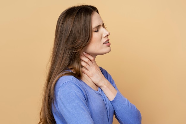 La donna ha un mal di gola forte dolore ha bisogno di cure mediche isolate sullo sfondo