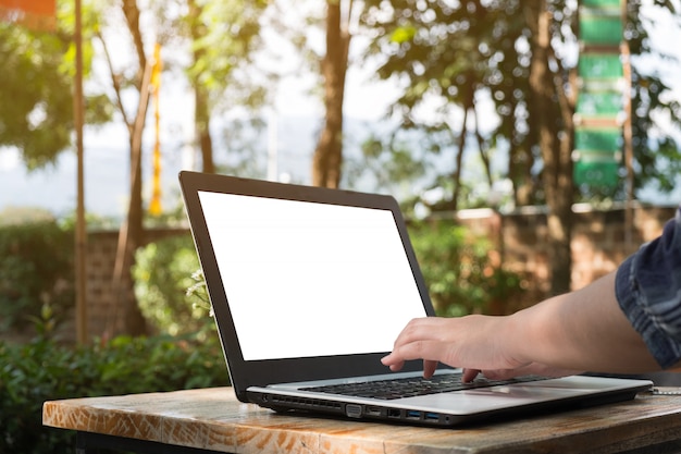 La donna ha utilizzato il computer portatile sulla tavola di legno, lavoro di affari, derisione su esposizione