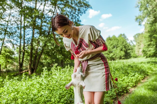 La donna ha vestito il costume etnico tradizionale ucraino alla moda del ricamo vyshyvanka della camicia di vestito