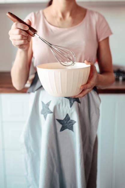 La donna impasta la pasta. Biscotti allo zenzero sulla tavola di legno. Cucina casalinga accogliente. Cottura casalinga.