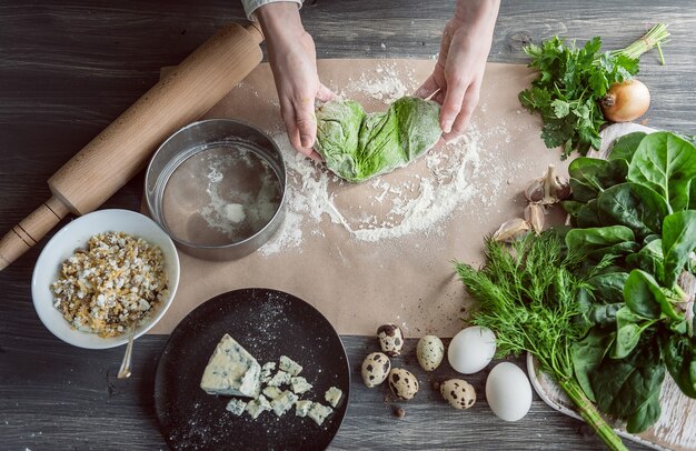 La donna impasta la pasta per i ravioli