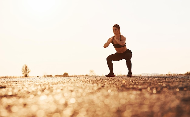 La donna in abbigliamento sportivo ha una giornata di fitness sulla strada alla sera