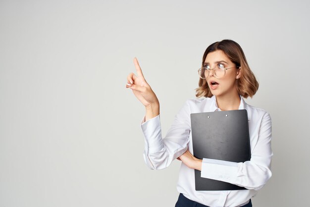 La donna in camicia bianca documenta il successo ufficiale dell'ufficio