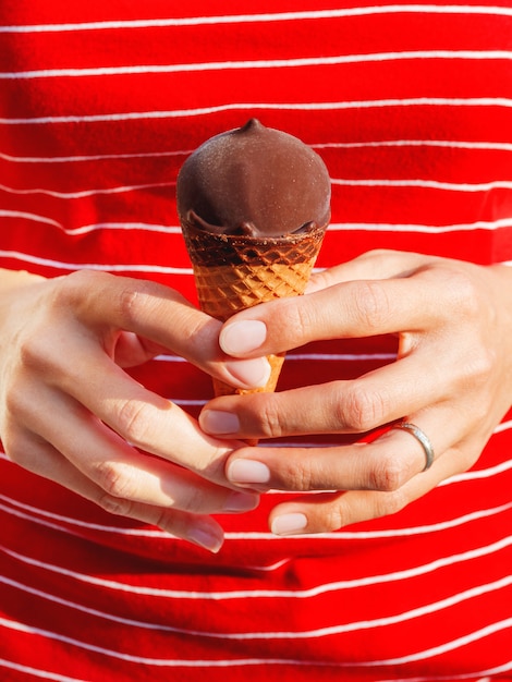 La donna in camicia rossa sta tenendo il gelato