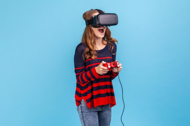 La donna in cuffia vr che gioca a un gioco di realtà virtuale con joypad ha un sorriso eccitato sul viso