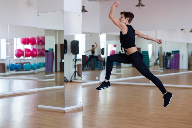 La donna in palestra salta