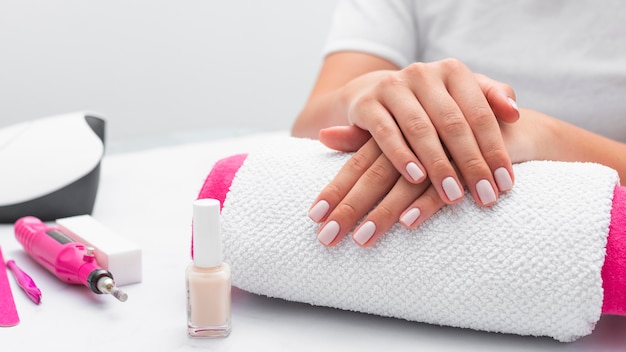 La donna in vista anteriore si fa la manicure al salone