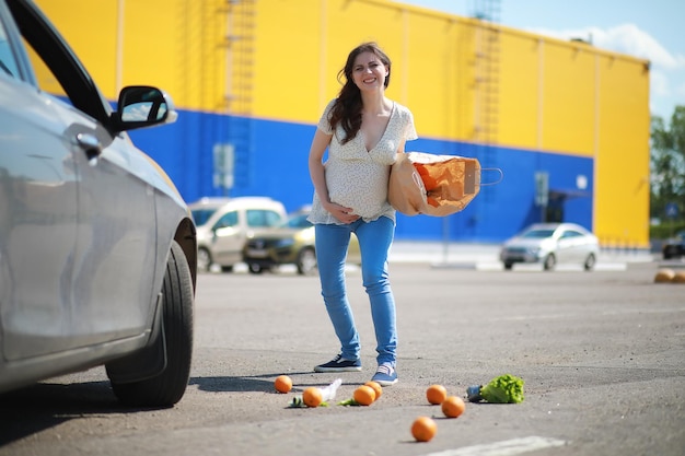 La donna incinta con lo shopping viene dal negozio