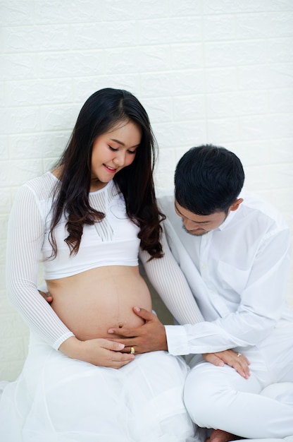 La donna incinta è felice con il marito, che si prepara a guardare il bambino che sta per partorire.