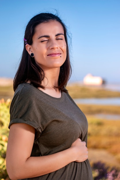 La donna incinta posa sulle paludi.