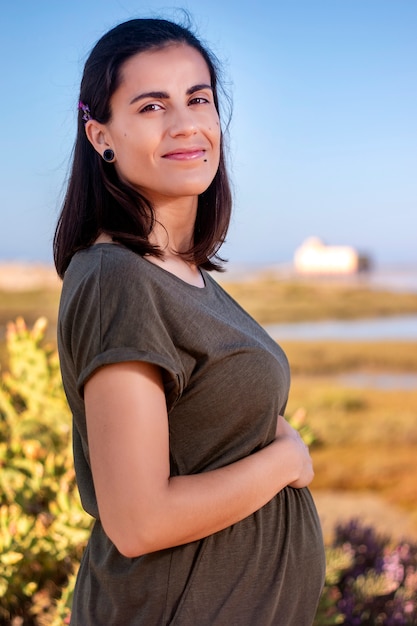 La donna incinta posa sulle paludi.