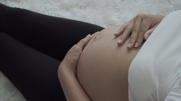 La donna incinta resta a casa da sola. Stile di vita in gravidanza.