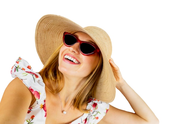 La donna indossa occhiali da sole mentre scatta selfie in studio