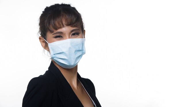 La donna indossa una maschera chirurgica protettiva e protegge il virus covid