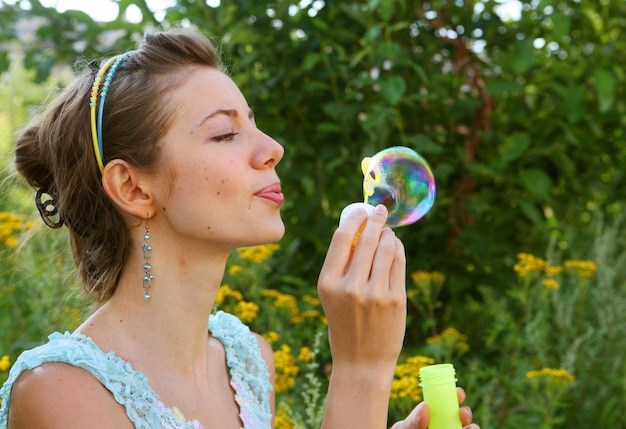 La donna inizia le bolle di sapone