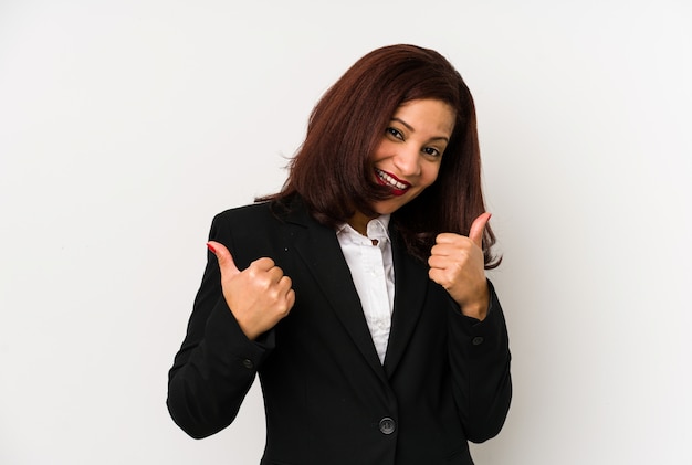 La donna latina di affari di medio evo ha isolato sollevando entrambi i pollici in su, sorridendo e sicuro.