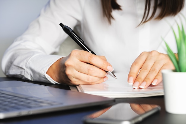 La donna lavora all&#39;ufficio, mano sulla fine della tastiera su. Giorno lavorativo.