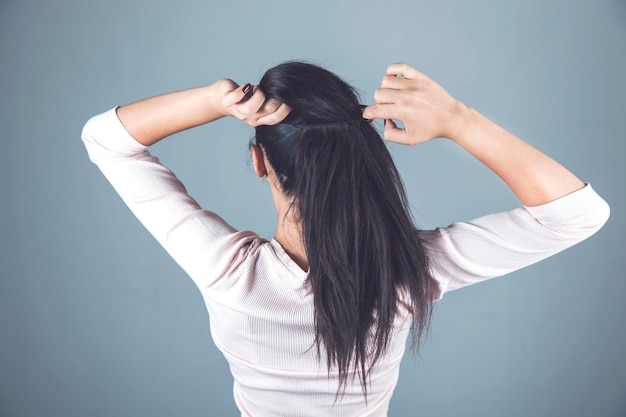 La donna lega i capelli