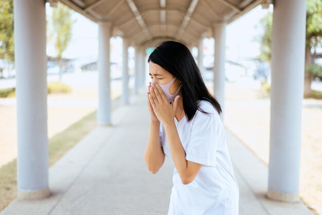 La donna malata che usa la maschera protegge il PM 25 a causa dell'inquinamento all'aperto