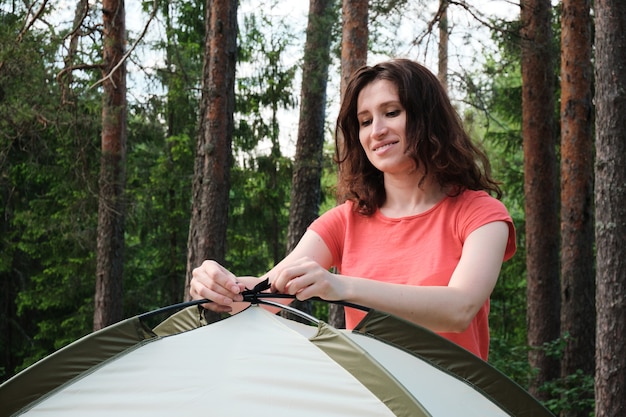 La donna monta una tenda da campeggio