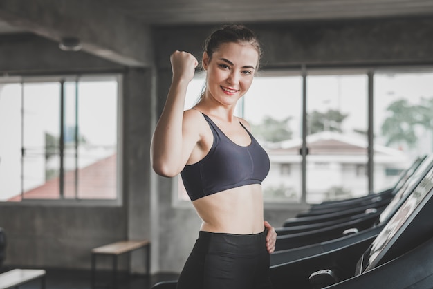 La donna mostra il suo bicipite in palestra