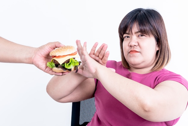 la donna mostra segni di rifiuto all'hamburger