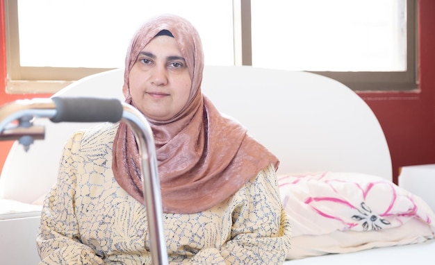 La donna musulmana con disabilità sta cercando di dipendere da se stessa
