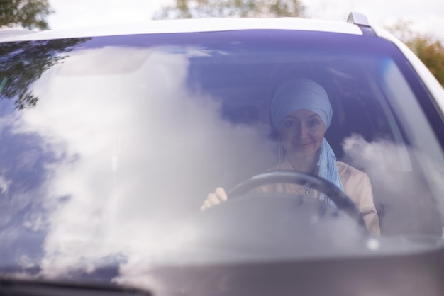 La donna musulmana di Cutr è seduta nell'auto moderna