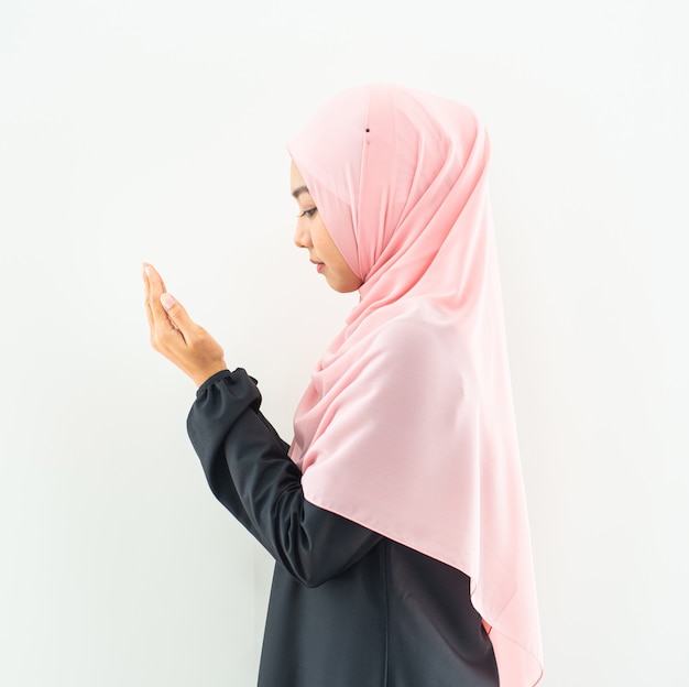 La donna musulmana prega in hijab