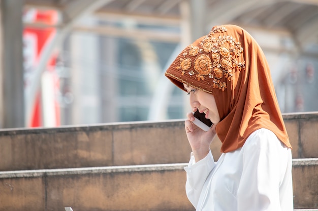 La donna musulmana sta parlando al telefono