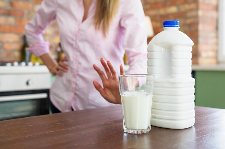 La donna non può bere il latte a causa di allergie