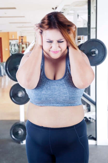 La donna obesa sembra depressa nel centro fitness