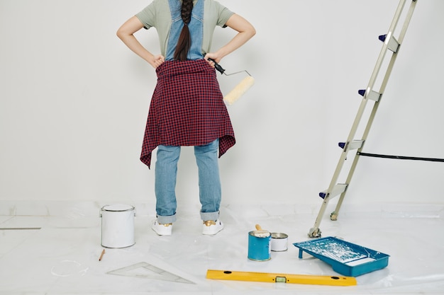 La donna orgogliosa ha appena dipinto il muro