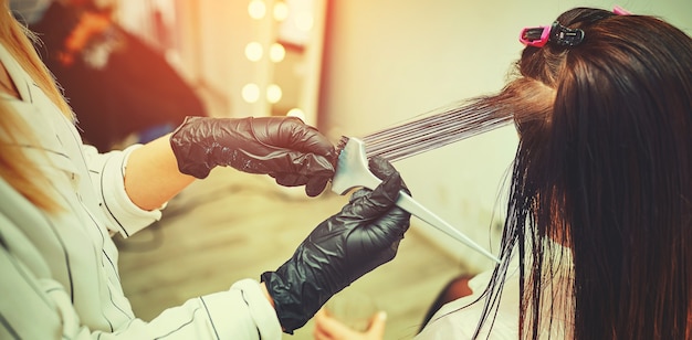 La donna ottiene un nuovo colore di capelli in salone