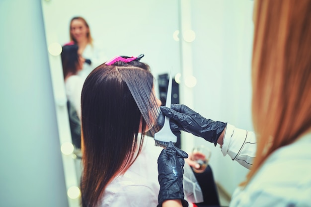 La donna ottiene un nuovo colore di capelli in salone