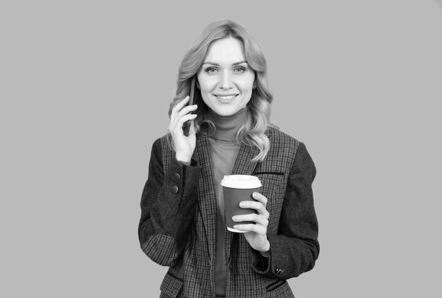 La donna parla al telefono bevendo caffè Caffeina e dipendenza da smartphone Dipendenza dalla tecnologia