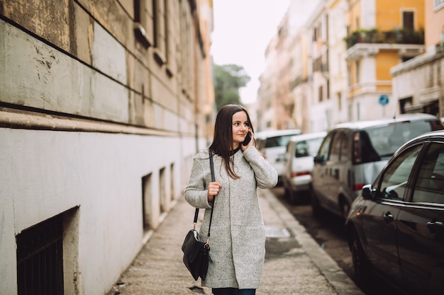 La donna parla al telefono in città