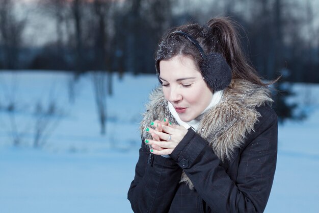 La donna passa il respiro caldo